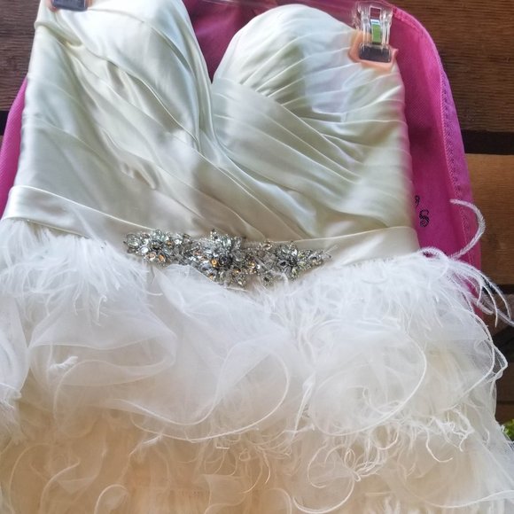 Dresses & Skirts - Strapless White Party Mini Dress with Tulle and Feathers